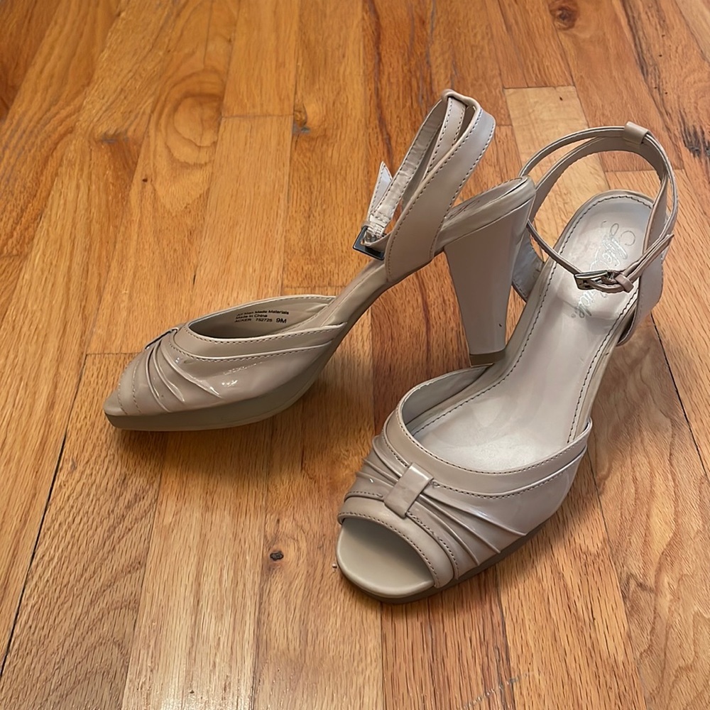 Life Stride Acker Taupe Heels. Size 9. Ankle Straps. Rubber Soles. EUC